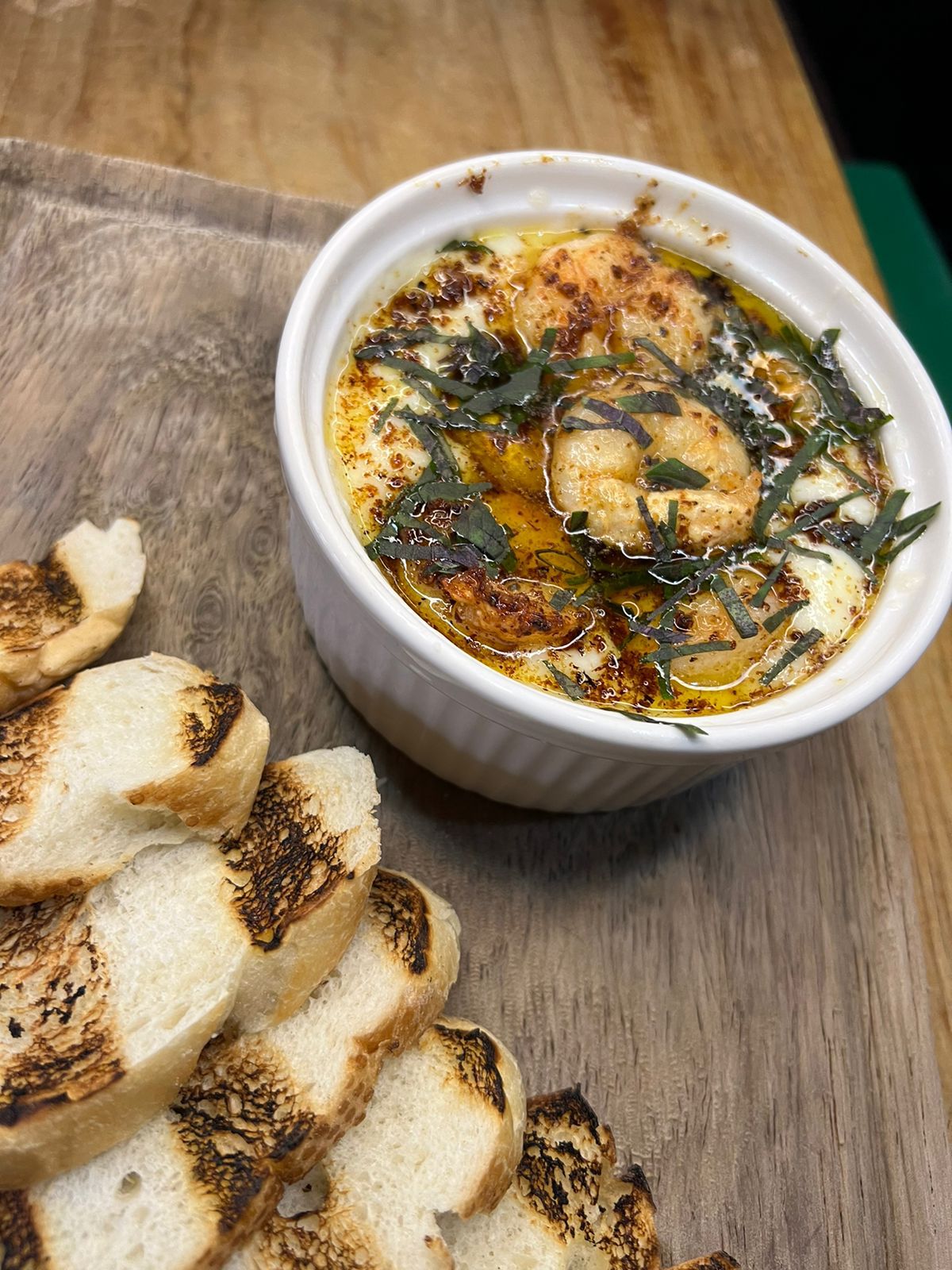 Queso fundido con camarones